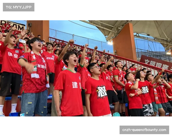 特写:大雨中,维拉公园球场球迷高歌为球队助威